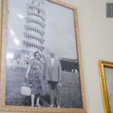 ...� appesa alla parete una foto del fondatore Leonardo Violante insieme con la moglie Maria Roppo...
